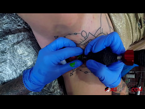 ❤️ Extremadamente tatuado hottie Sully Savage consiguió un tatuaje en su clítoris ️ Video de porno en es.sfera-uslug39.ru ❌️❤️❤️❤️❤️❤️❤️❤️